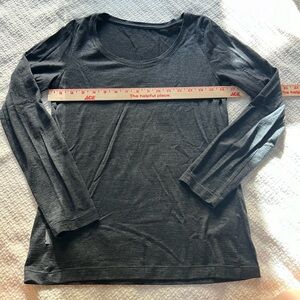 Icebreaker Women’s M Long Sleeve Scoop Neck Shirt - Dark Grey